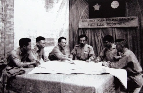 Đại tướng Võ Nguyên Giáp, Hoàng thân Souphanouvong bàn kế hoạch mở Chiến dịch Thượng Lào 1953, tạo bước ngoặt quan trọng đưa cuộc kháng chiến chống Pháp của nhân dân hai nước Việt Lào đi đến thắng lợi